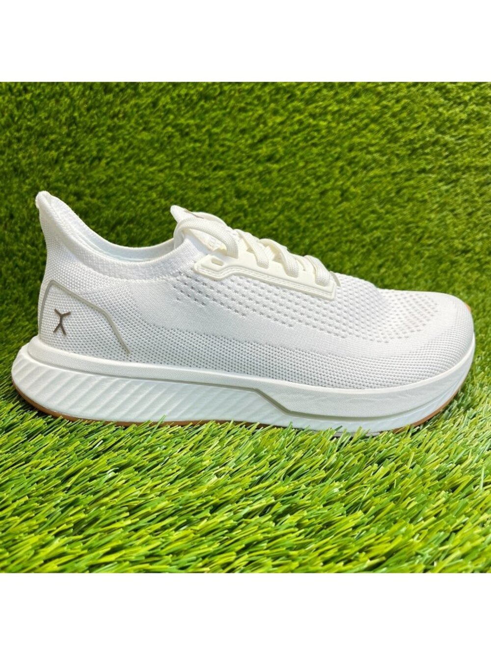 Flux Adapt Runner White Gum Womens Size 8.5 Mens Size 7 Athletic Knit Shoes